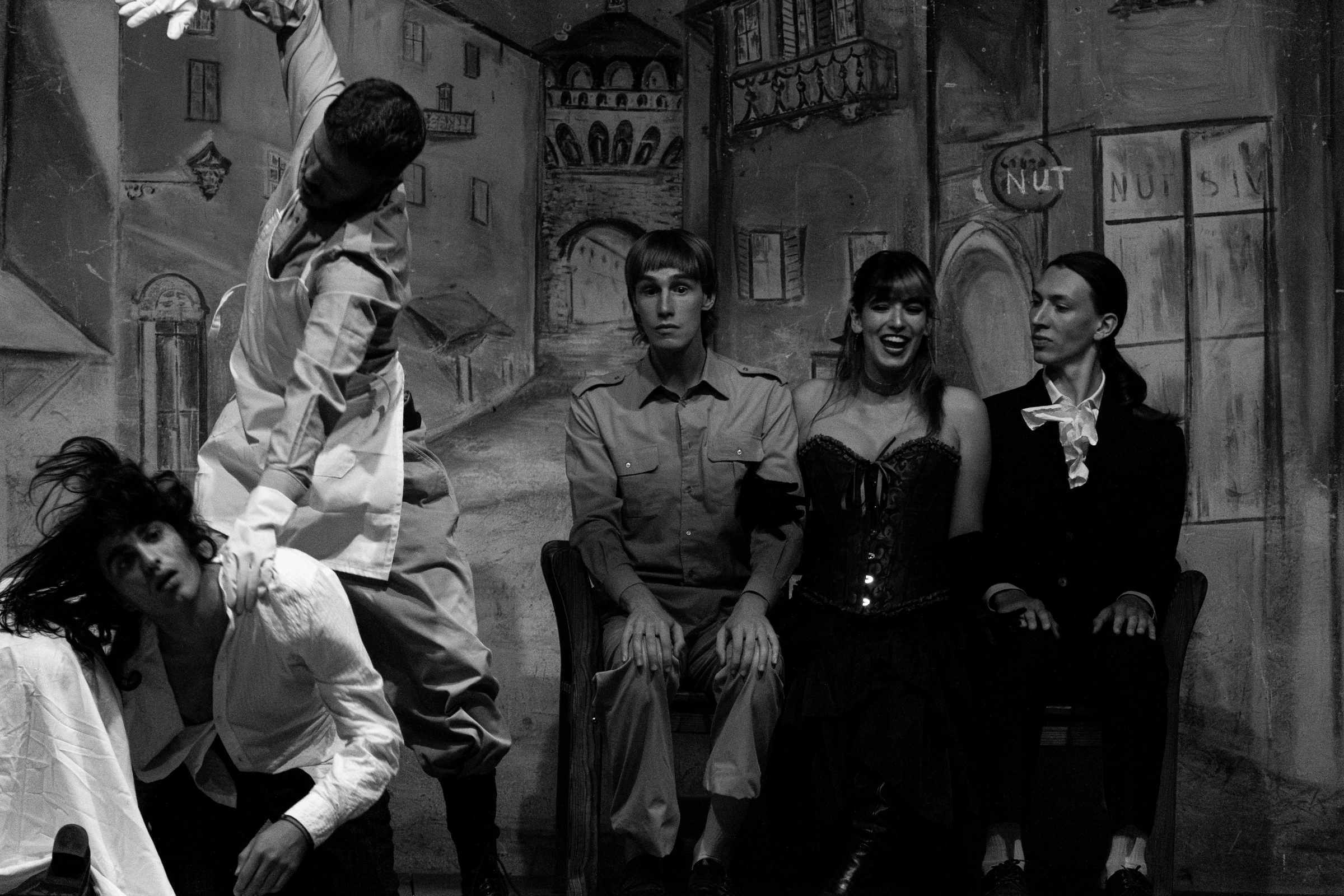Scena corale di Macbett al Teatro Martini di Cavagnolo. Fotografia di Alessio Dell’Anna.